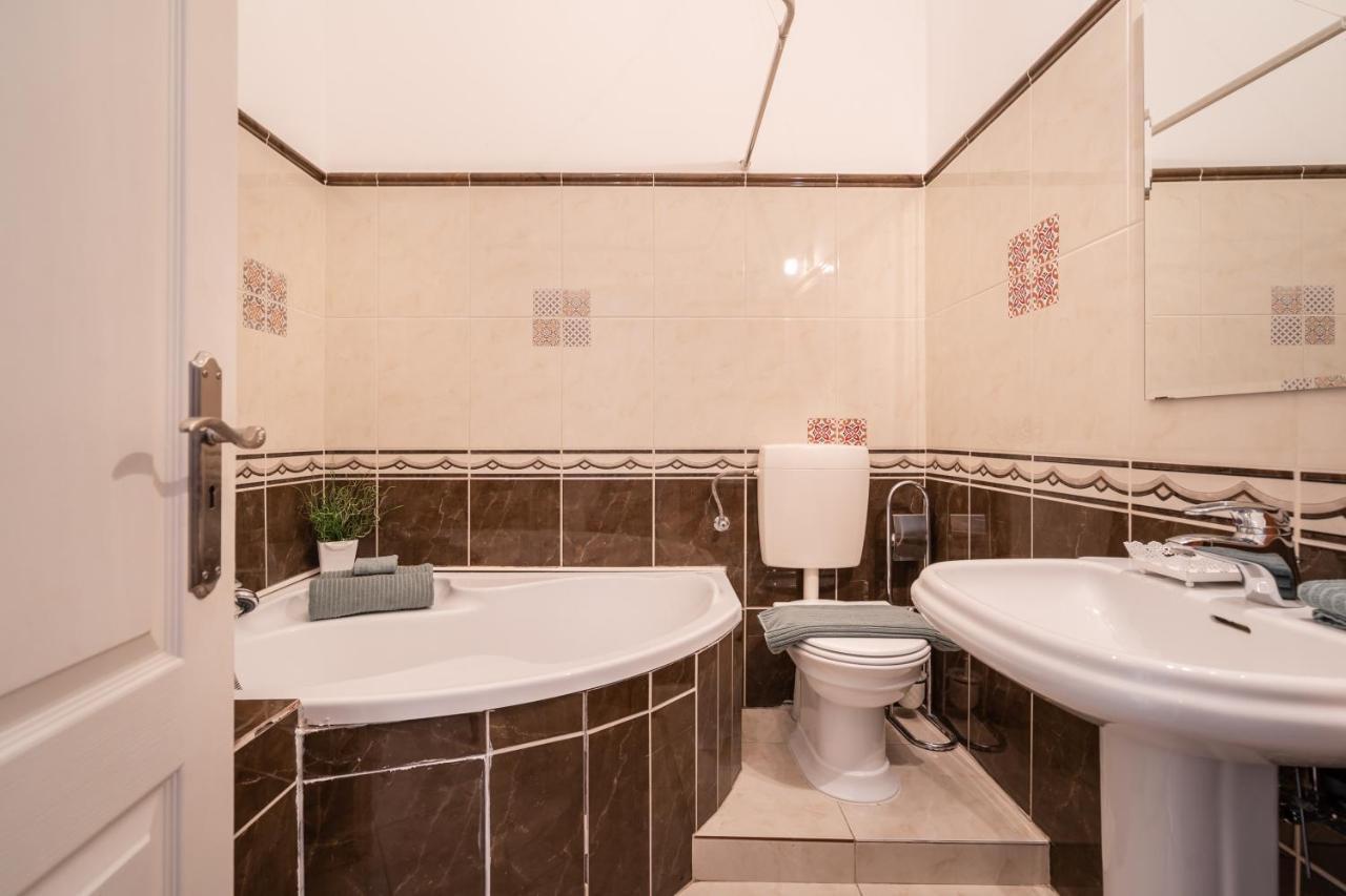 K10 - Kazinczy Street Heritage Suite - Best Location By Bqa Будапеща Екстериор снимка