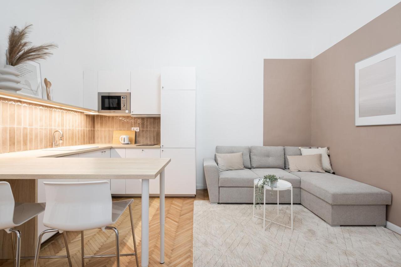 K10 - Kazinczy Street Heritage Suite - Best Location By Bqa Будапеща Екстериор снимка