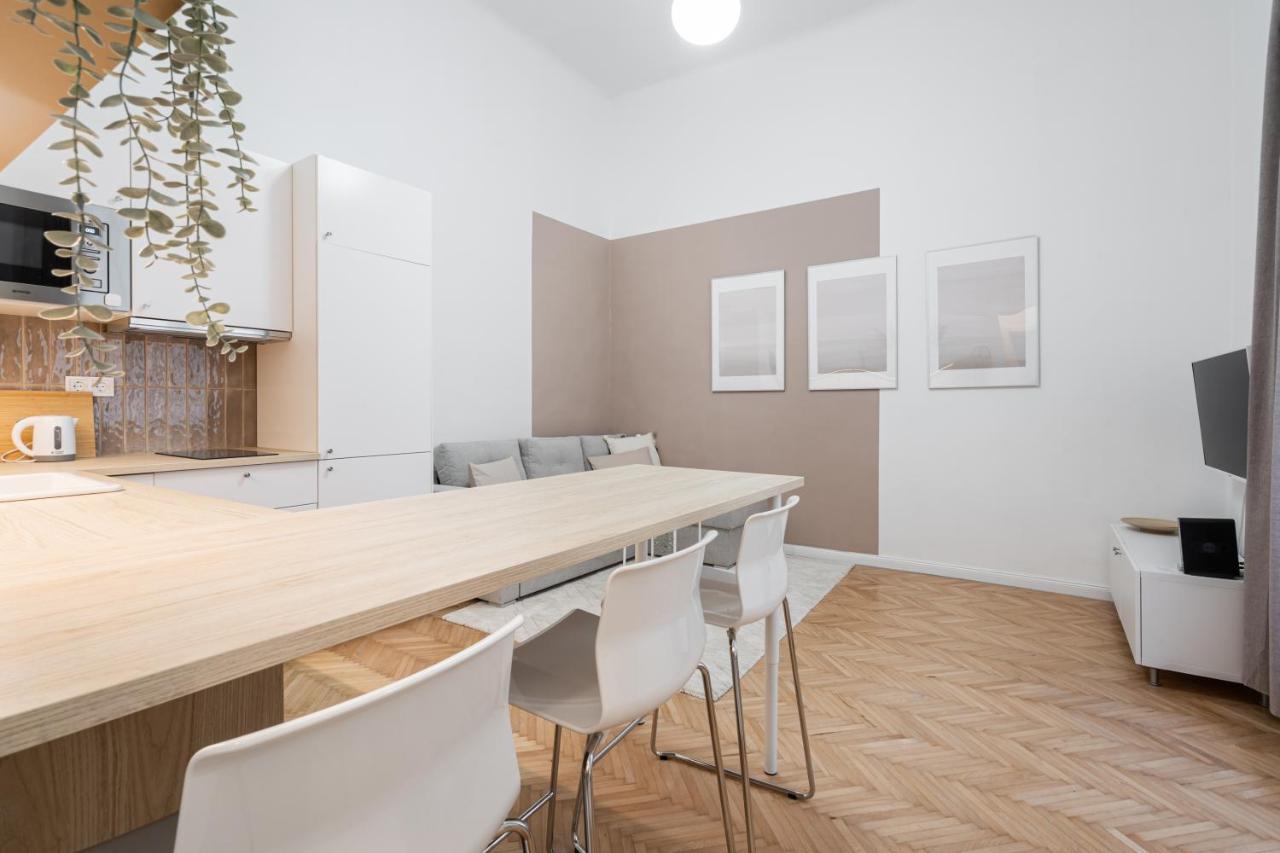 K10 - Kazinczy Street Heritage Suite - Best Location By Bqa Будапеща Екстериор снимка